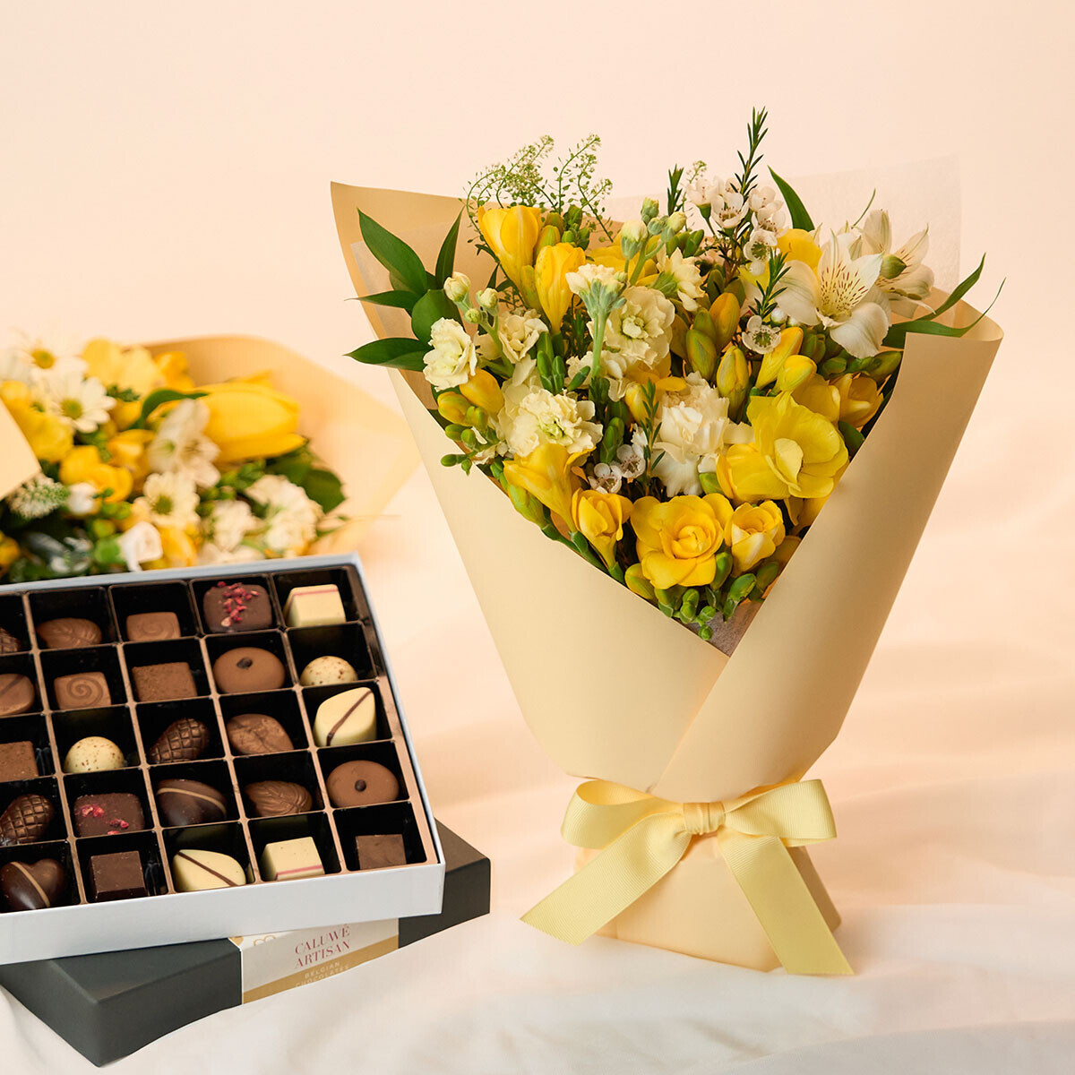 꽃집청년들,화이트데이 프리지아 꽃다발+칼루위 초콜릿 25구