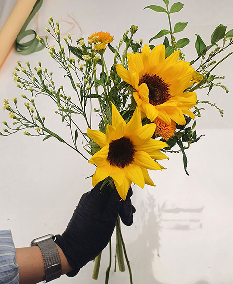 해바라기 꽃다발에 그린소재 영춘화 추가하기