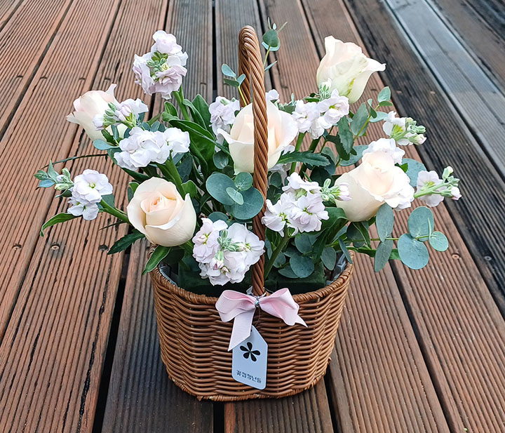 스토크를 빈 공간에 풍성하게 꽂아주세요