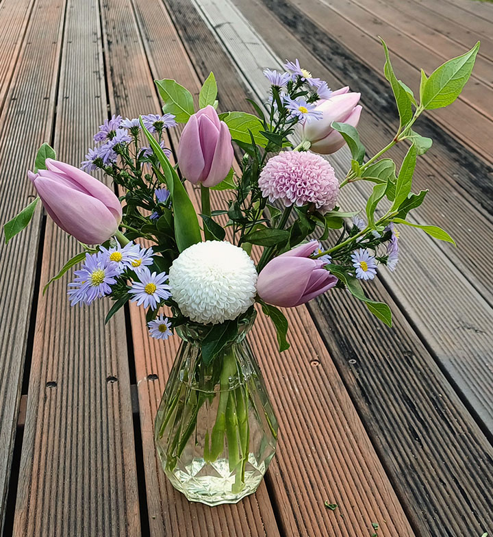 튤립 몇 송이를 화병에 꽂기